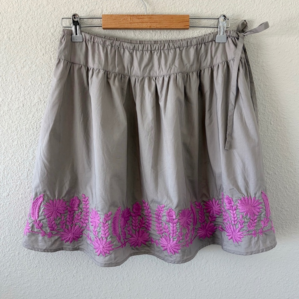 Garnet Hill Embroidered Cotton Skirt Size 6 Gray Purple Gathered Waist A-Line